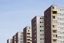 Сучасні фасади квартирних будинків з блакитним небом — стокове фото