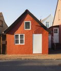 Фронтальний вид червоний будиночок у sunlight — стокове фото