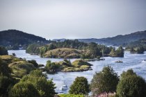 Islas verdes y colinas con barcos en el agua — Stock Photo