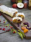 Mela e albicocca in pasta fillo su tagliere in tavola — Foto stock