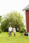 Couple marchant dans la cour, foyer sélectif — Photo de stock