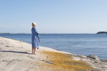 Menino em pé perto do mar em Les Issambres, França — Fotografia de Stock