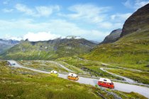Vista elevada de carros na estrada da montanha — Fotografia de Stock