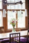 Vaso con fiori sul tavolo da pranzo — Foto stock