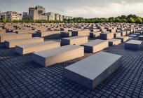 Monumento a judeus assassinados da Europa, edifícios exteriores ao fundo — Fotografia de Stock