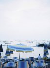 Пляжні парасольки і шезлонги з моря на тлі — стокове фото