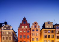 Edificios del casco antiguo de Estocolmo iluminados por la noche - foto de stock