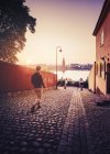 Homem na cidade de Estocolmo andando rua abaixo — Fotografia de Stock