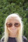 Портрет дівчини в великих сонцезахисних окулярах — стокове фото