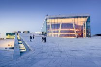 Teatro dell'Opera di Oslo al tramonto, focus selettivo — Foto stock