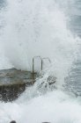 Величественная волна обрушилась на берег моря — стоковое фото