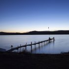 Довгою витримкою постріл пристані на озері в сутінках — стокове фото