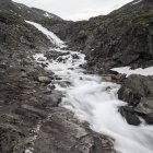 Vista panorámica del arroyo de agua en las montañas - foto de stock
