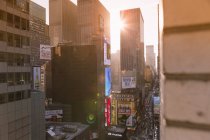 Vista de edifícios arranha-céus modernos em Manhattan ao pôr-do-sol retroiluminado — Fotografia de Stock