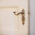 Porte rustique ouverte avec poignée de porte vintage — Photo de stock