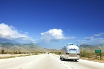 Заднього вигляду сірий campervan на дорозі — стокове фото