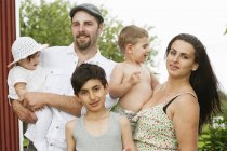 Portrait de famille avec trois enfants — Photo de stock