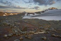 Blick auf stuorrajekna Gletscher mit Bergen und wolkenverhangenem Himmel — Stockfoto