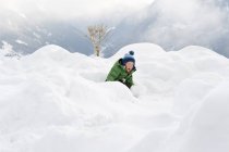 Vista frontal do menino em snowdrift em Vorarlberg, Áustria — Fotografia de Stock