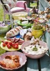 Vista elevada de varios alimentos en la mesa en el jardín - foto de stock