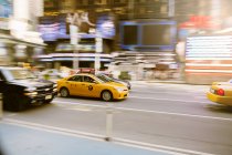 Taxi amarillo en tráfico en Manhattan - foto de stock