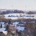 Stadt, Bäume und Windräder im Winter — Stockfoto