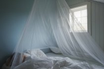 Donna sdraiata a letto, concentrazione selettiva — Foto stock
