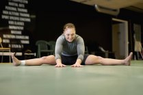 Giovane pugile femminile stretching, messa a fuoco selettiva — Foto stock
