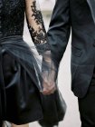 Молодая официально одетая пара, держащаяся за руки, обрезанная пуля — стоковое фото