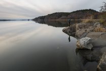 Donna guardando il lago — Foto stock