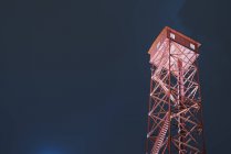 Torre de vigilancia iluminada contra el cielo nocturno, Pirkanmaa, Finlandia - foto de stock