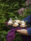 Жінка тримає тарілку зі сливовими тістечками — стокове фото