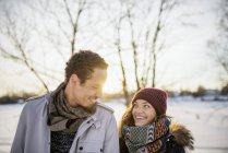 Портрет молодой пары зимой, акцент на переднем плане — стоковое фото