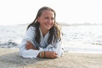Mädchen ruht sich am Strand aus und schaut weg — Stockfoto