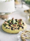 Süßer Kuchen mit Feigen und Beeren auf dem Tisch — Stockfoto