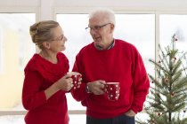 Couple âgé buvant du café et souriant — Photo de stock
