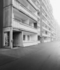 Edificios residenciales de distrito en una fila, en blanco y negro - foto de stock