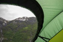 Cordilheira e céu nublado vendo da tenda — Fotografia de Stock