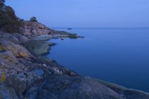 Vista panoramica della costa al crepuscolo, ripresa a lunga esposizione — Foto stock