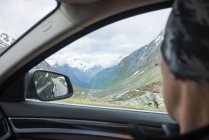 Uomo guardando catena montuosa da auto in Norvegia — Foto stock