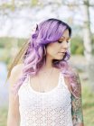 Noiva com cabelo roxo longo e tatuagem no casamento hippie — Fotografia de Stock