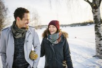 Jeune couple marchant en hiver, focus sélectif — Photo de stock