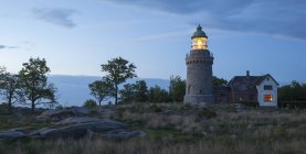 Vista panorámica del faro iluminado al atardecer, Dinamarca - foto de stock