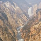 Туманный вид на водопад в скалистых горах Йеллоустон — стоковое фото