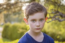 Retrato de niño con ojos azules, enfoque en primer plano - foto de stock