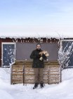 Mann hält Brennholz in Aufbewahrungsbox — Stockfoto