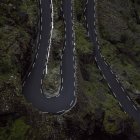 Извилистая дорога, протянувшаяся через зеленую горную долину — стоковое фото