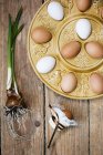 Visão de alto ângulo dos ovos na placa na primavera — Fotografia de Stock