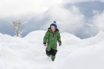 Mignon garçon dans snowdrift dans Vorarlberg, Autriche — Photo de stock