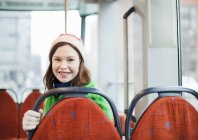 Junge Frau hinter Lehne in Straßenbahn — Stockfoto